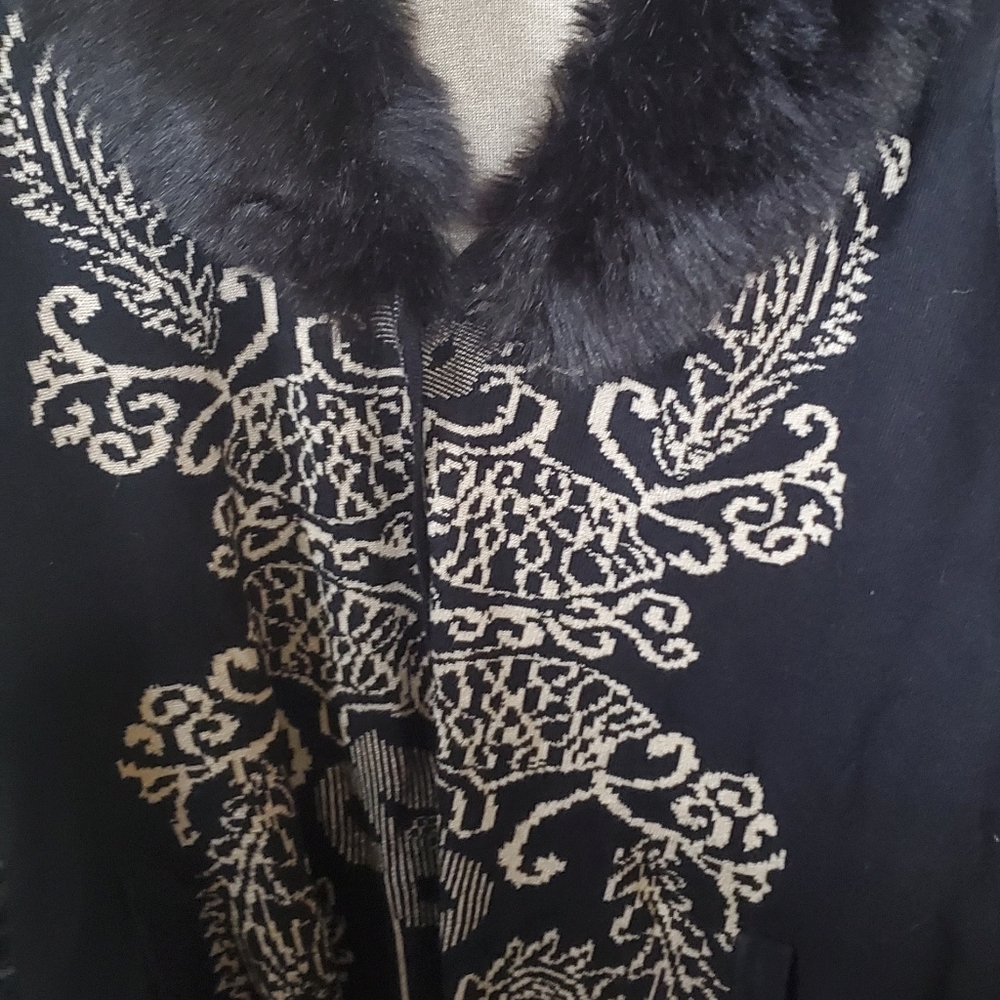 Long cardigan. detachable fur collar.